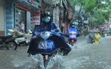 Nằm sát sông Tô Lịch nhưng mưa 1 tiếng, đường Bùi Xương Trạch ngập sâu 3 tiếng